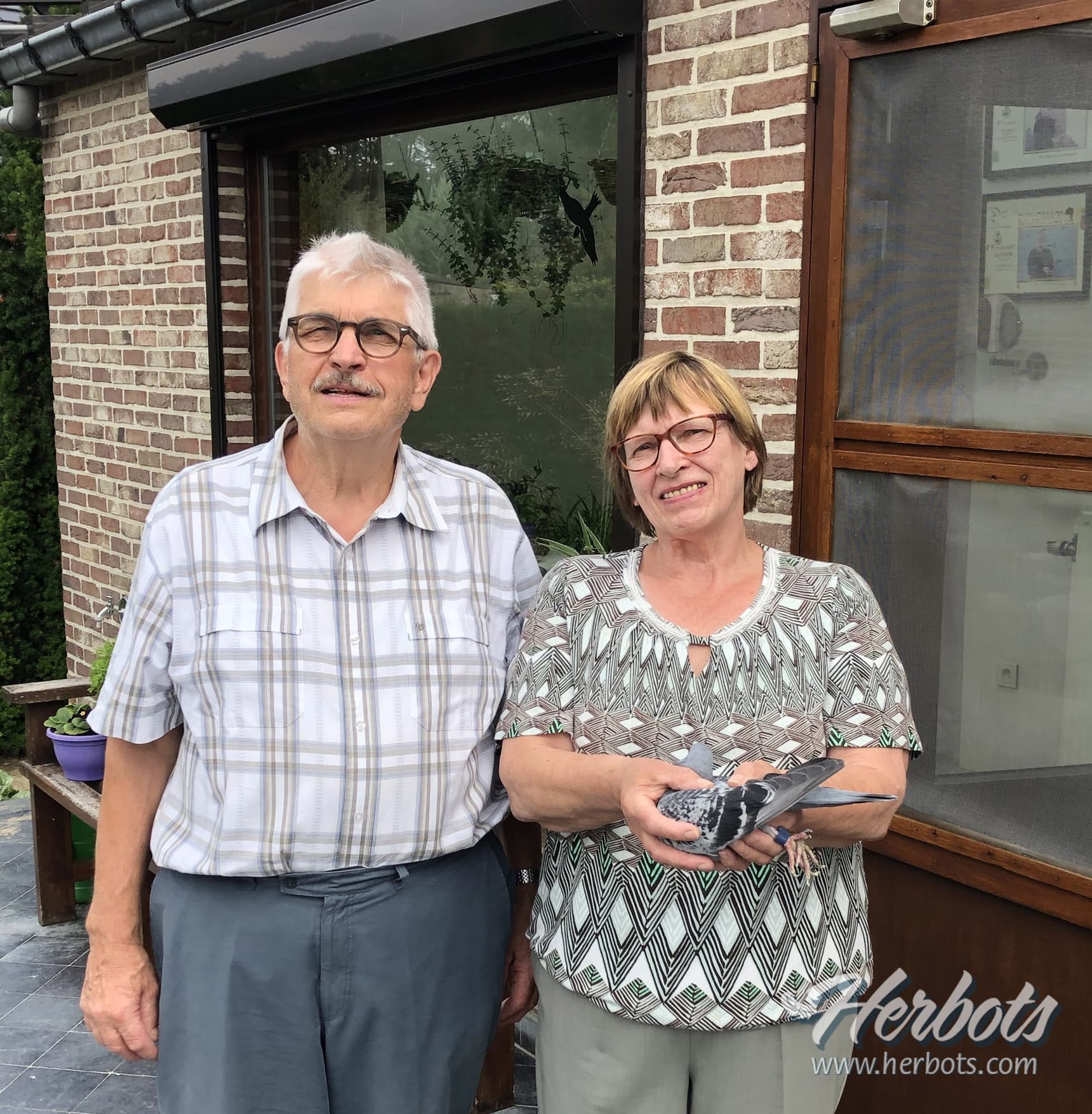 Roger Buvens from Loksbergen and his super hen “Elise 001/10”